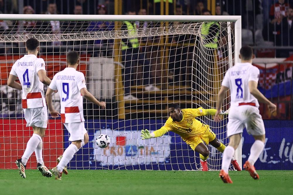 方昊梅开二度，北京国安热身赛2-1胜青岛海牛.